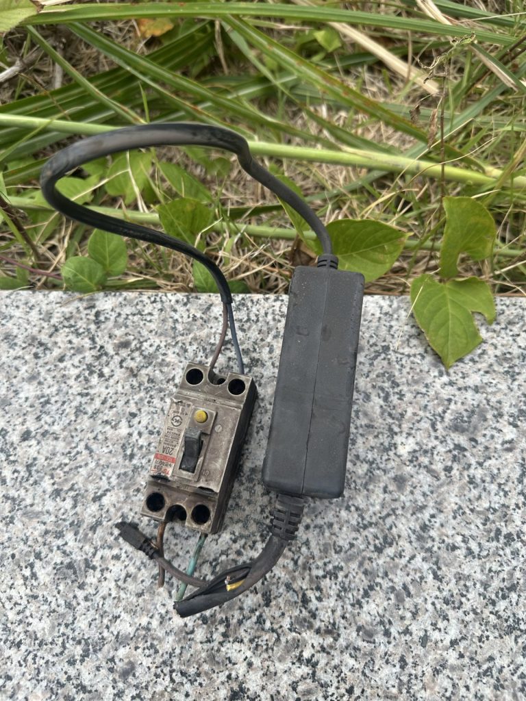 철거한 차단기와 조명용 SMPS